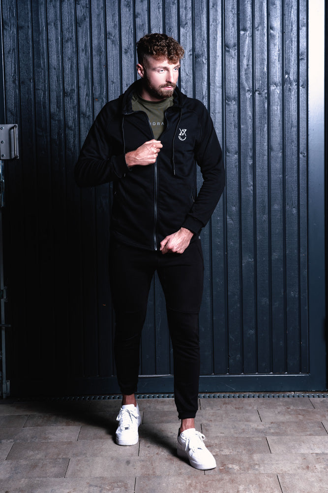 Lookbook---Raglan-Shirt-Grün-+-Zip-Hoodie-Schwarz-+-Side-Pocket-Jogginghose-Schwarz-+-Philipp