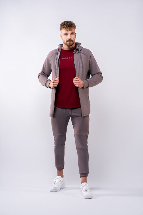 Vandrap-Outfit-Zip-Hoodie-Grau-mit-Side-Pocket-Jogginghose-grau-und-Raglan-T-Shirt-rot-Herren